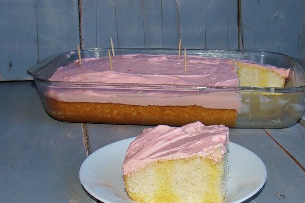 Strawberry Lemon Poke Cake - Kellis Kitc