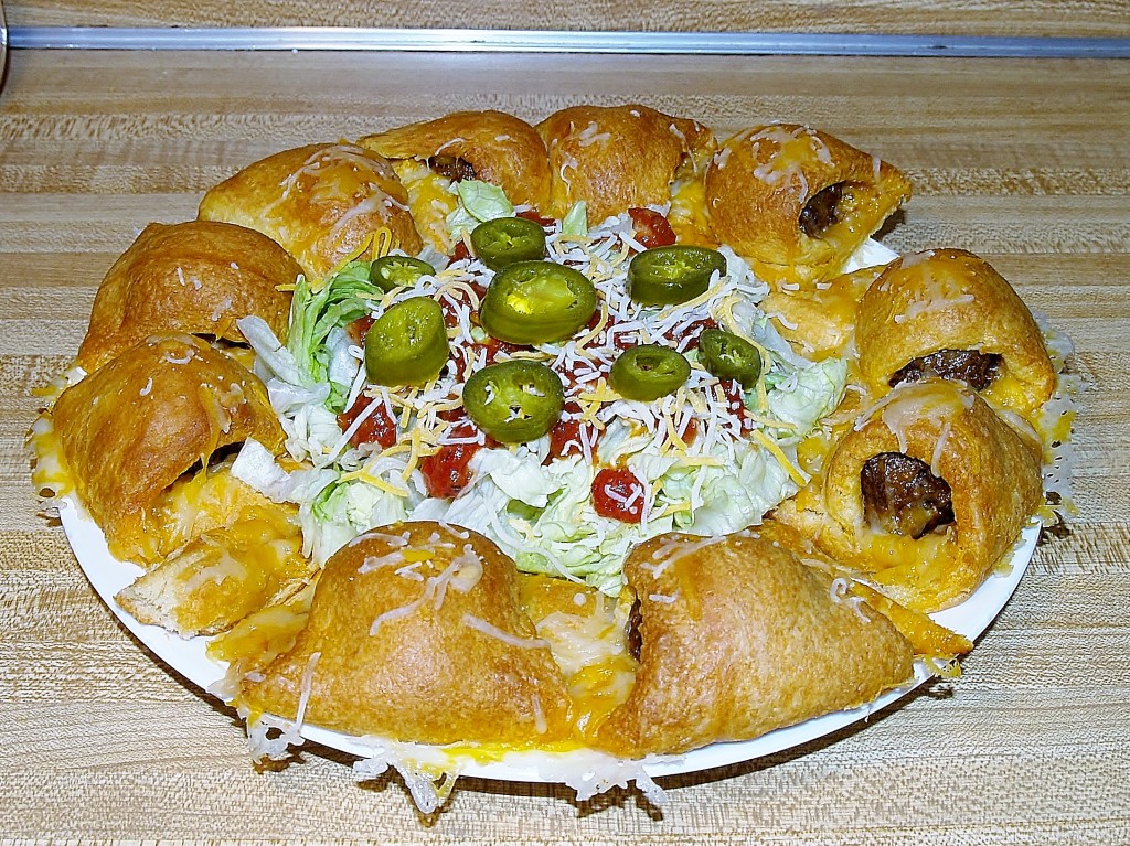 Serve this Taco Meatball Wreath with a salad in the middle, with a dip, or with sour cream and guacamole! Great as a meal or an Appetizer. 