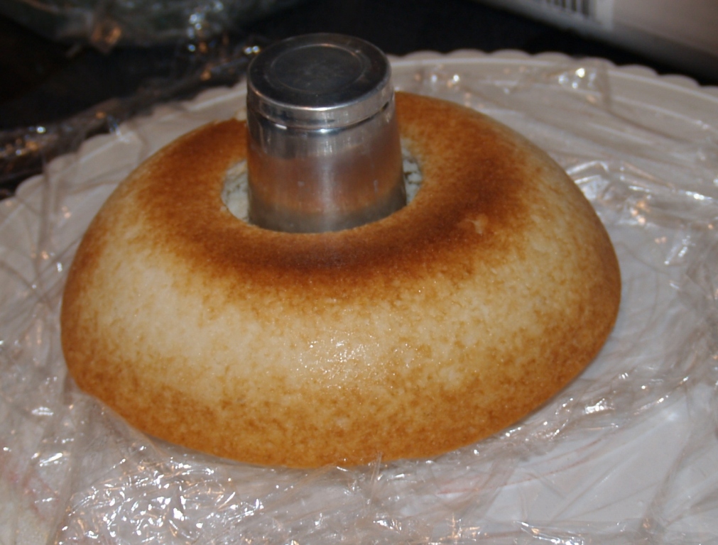 round cake pan with hole in middle